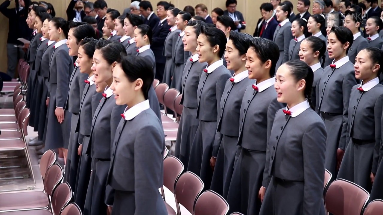 宝塚音楽学校で入学式　難関くぐり抜け晴れの式