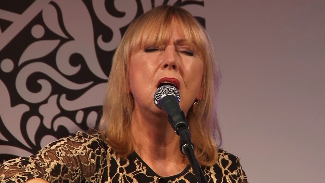 Ieva Akuratere - Reiz zaļoja jaunība (BILDES 2017)