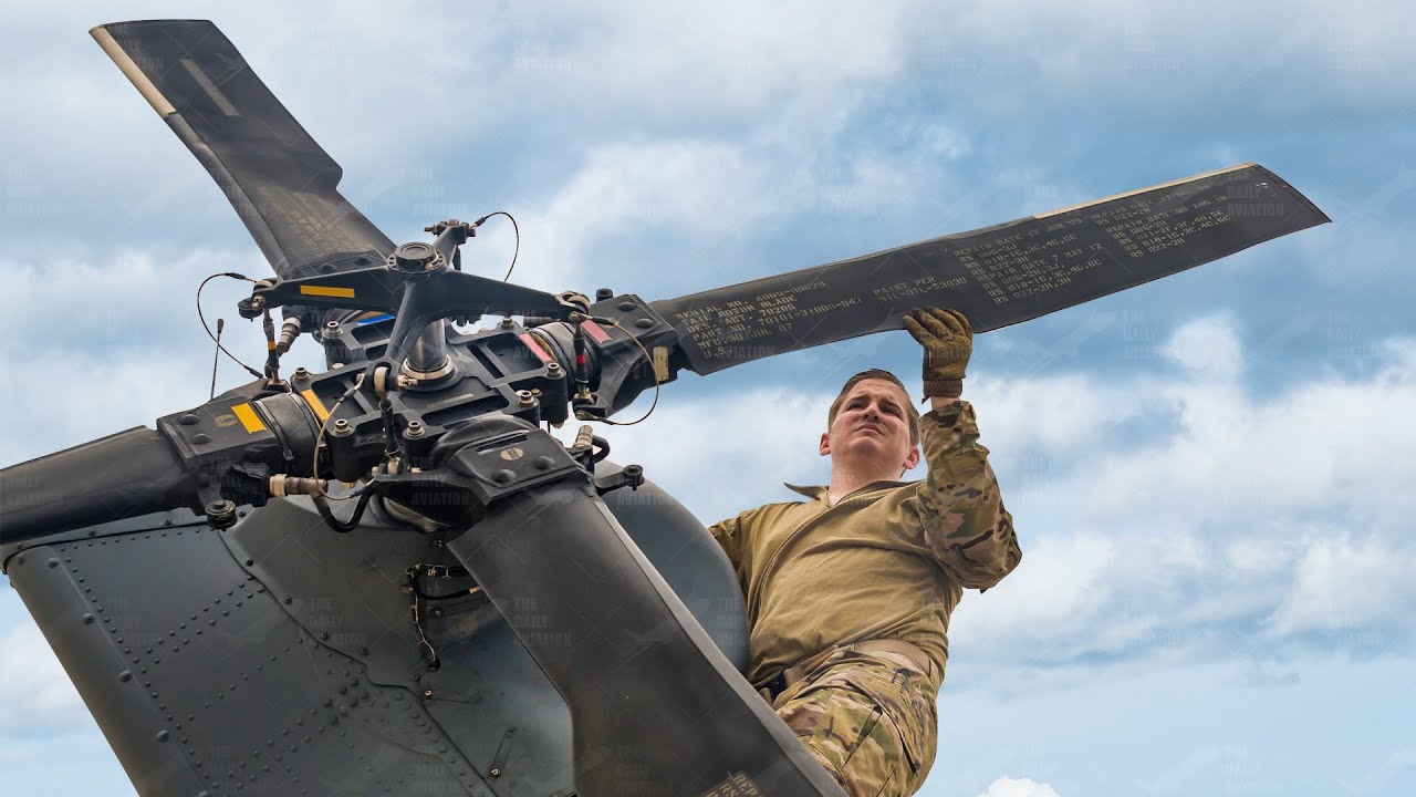 Проверка огромных лопастей ротора US MH-60 перед выходом Vertrep в море
