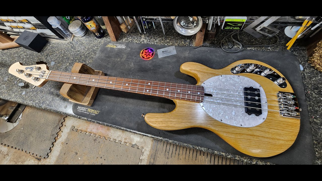Бас-гитара Drake Custom Stingray, созданная по мотивам модели Stingray, с нетипичной установкой п...