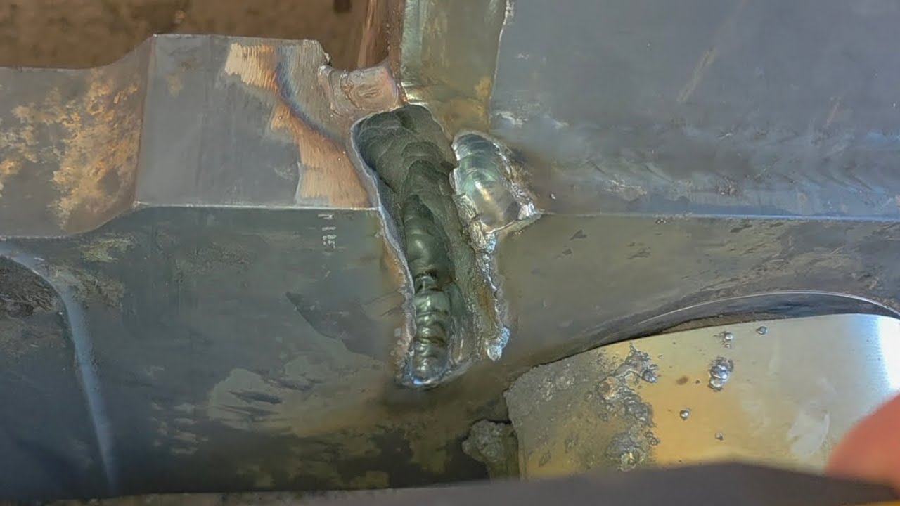 Svařování prasklého rámu vysokozdvižného vozíku. ​Welding a kracked forklift chassis.