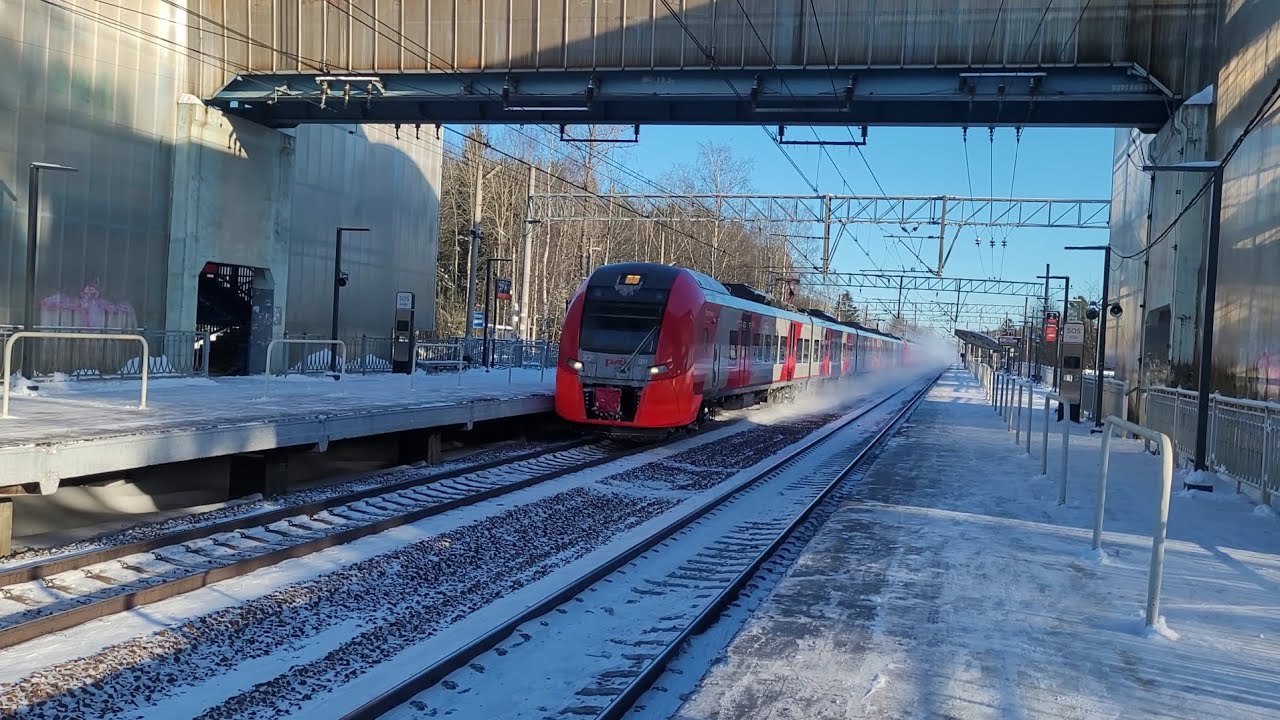 двойная ласточка «ЭС2Г-018» / «ЭС2Г-019», пролетает станцию Дибуны 