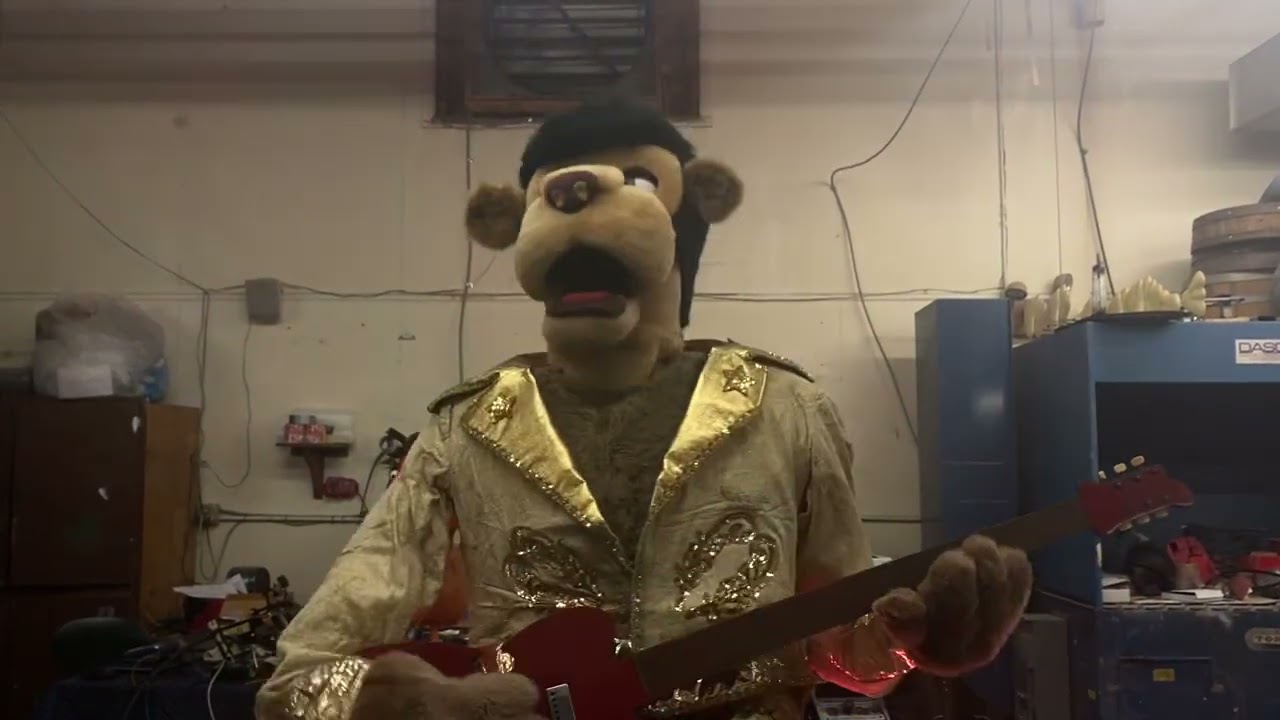 Аниматроник «Король» играет «Морской круиз» в VP Productions Watertown CT