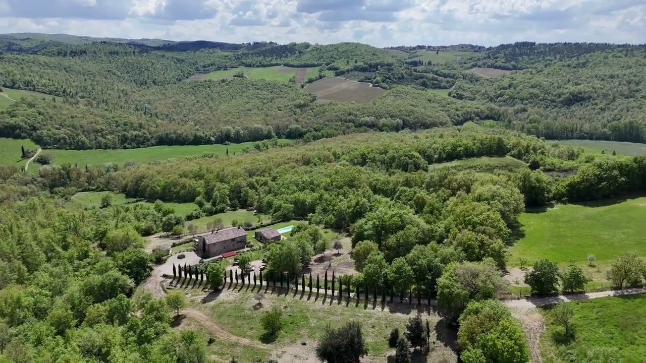 Nel Chianti classico, elegante casale con dependance, piscina e 25 ettari circa di terreno.