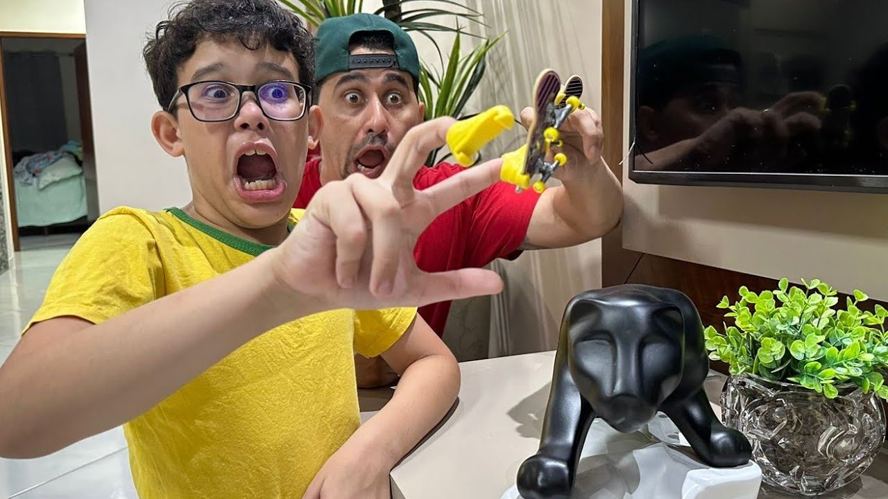 LUCAS E PAPAI BRINCAM DE SKATE DE DEDO