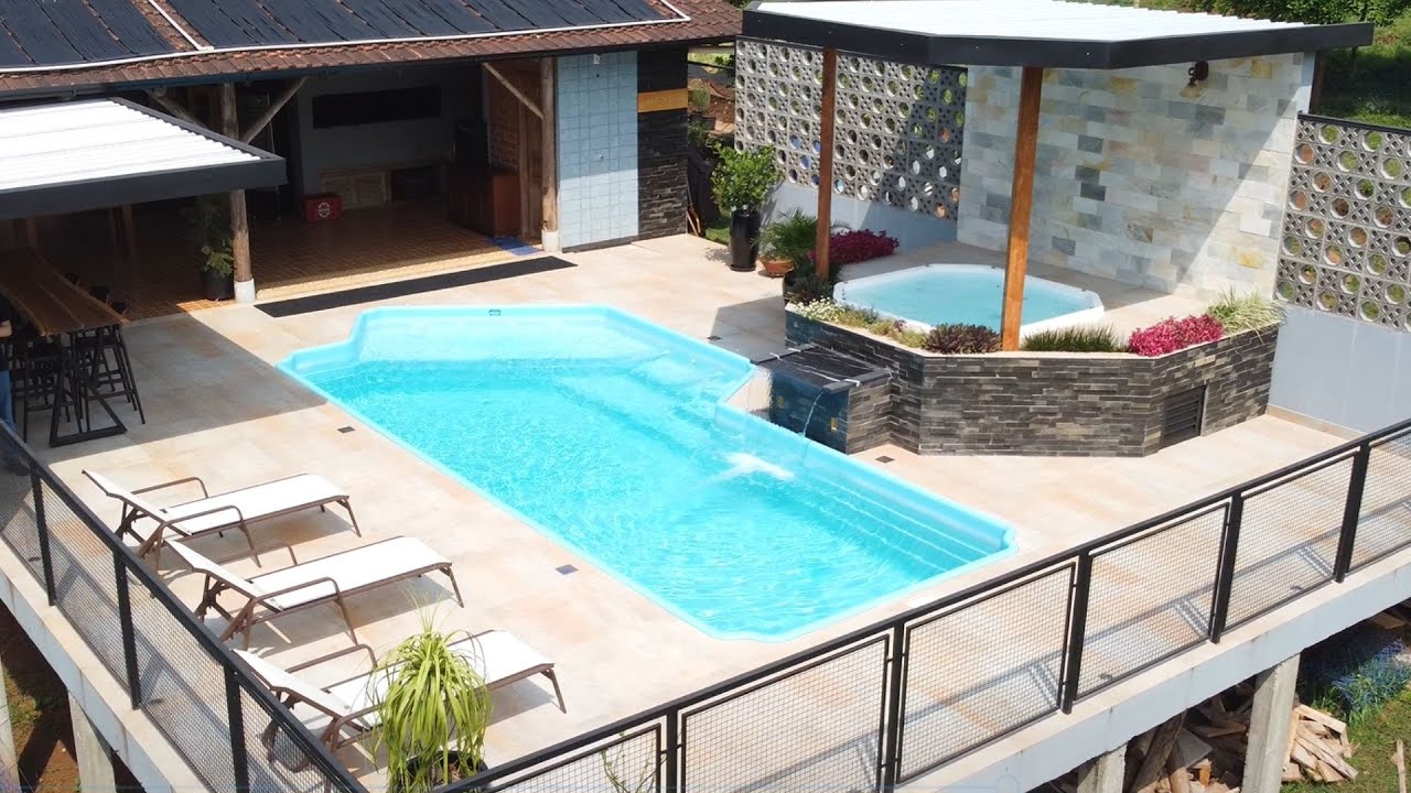 Piscina em terreno inclinado