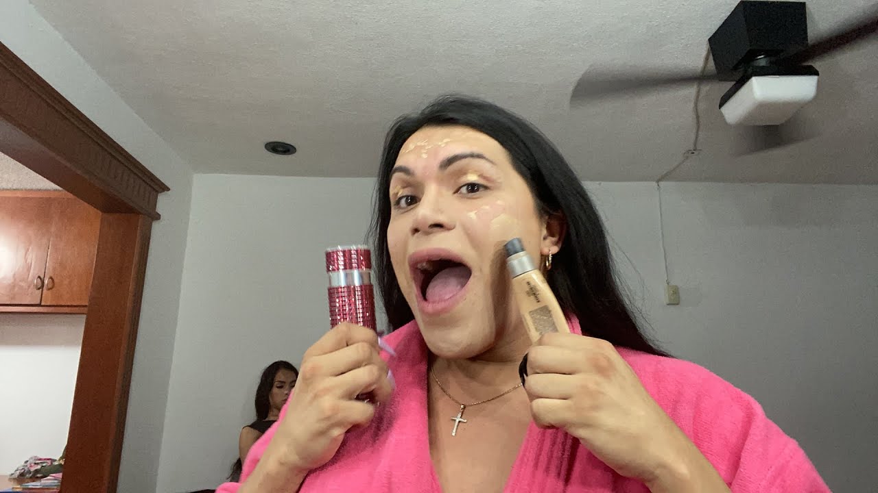 Hola amigos aquí maquillándome😜♥️🥳