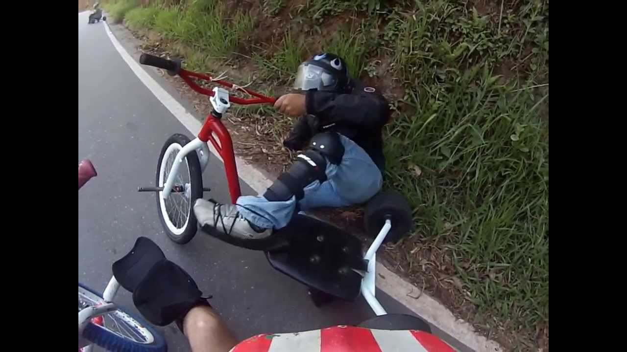 Instrutores andando de trike