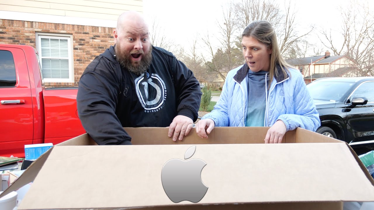 I bought $45,000 Amazon Customer Return ELECTRONICS Pallets + I FOUND AN APPLE IPHONE & MORE!