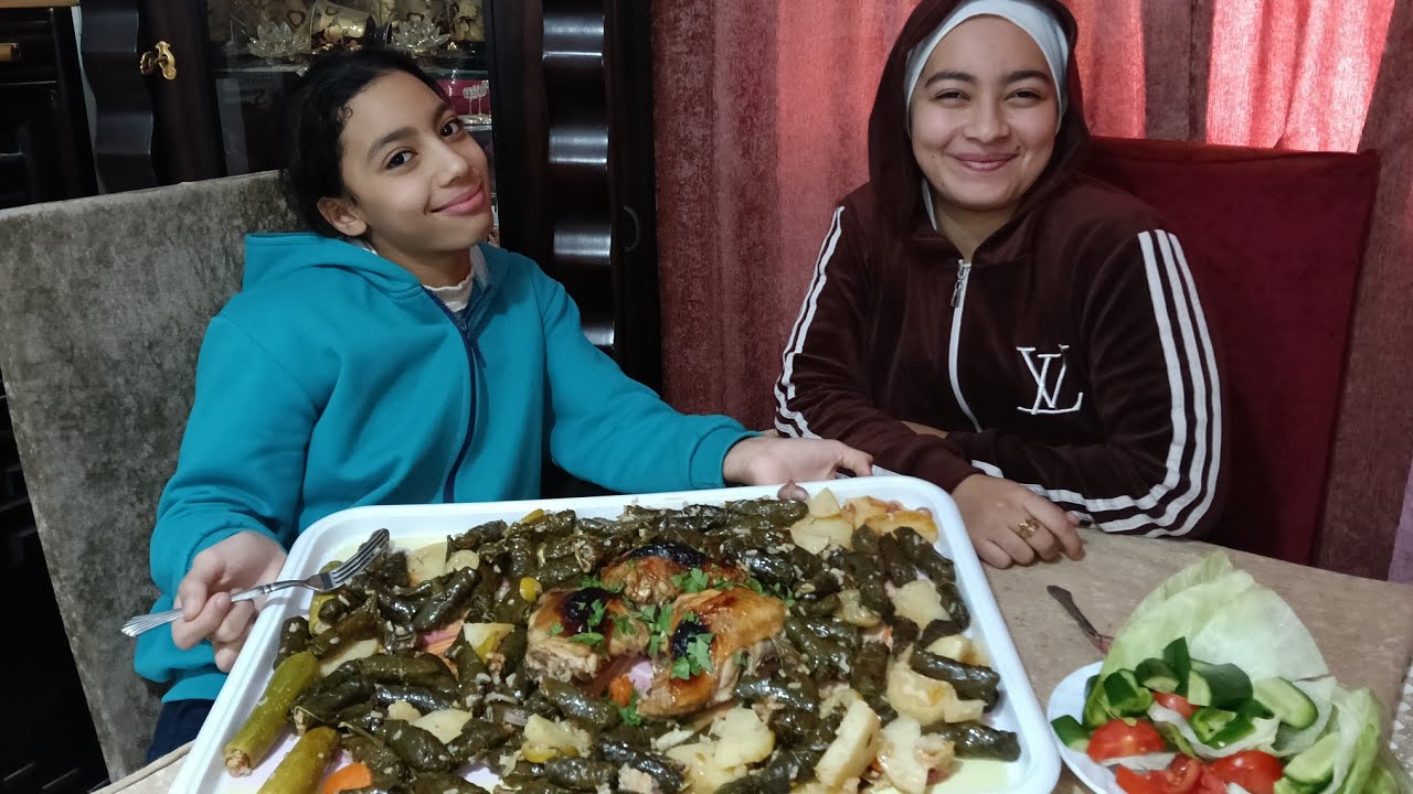 اشطر بنوتات تعمل محشى ورق عنب 🍇 وتساعد ماما فى البيت 🛏️