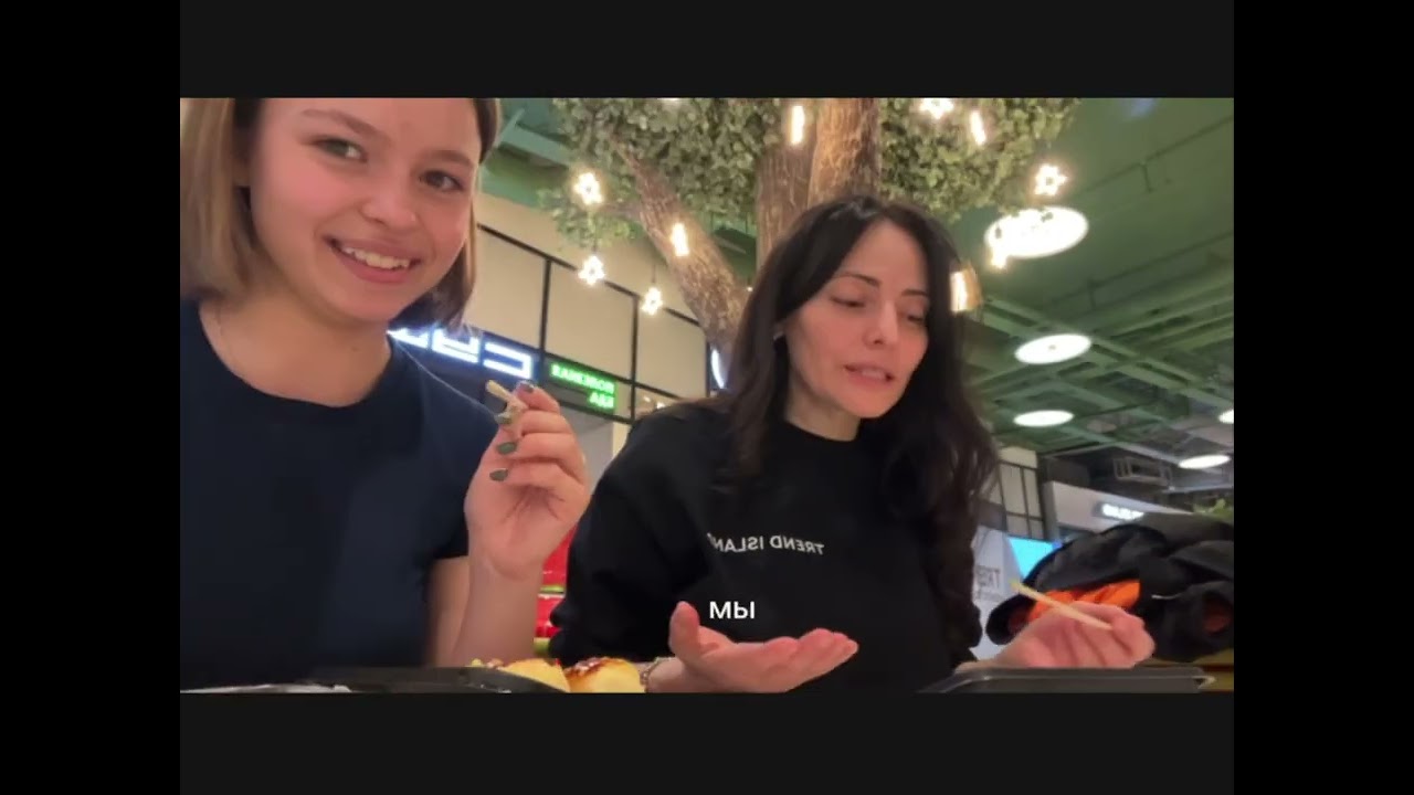 ем роллы с бабкой 