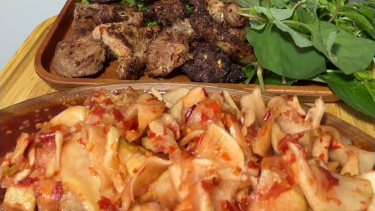 Mukbang cơm với mắm dưa cà, thịt chiên sả ớt