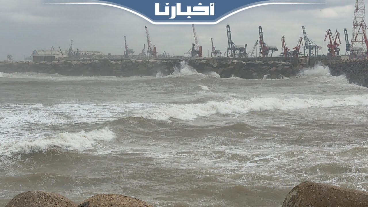 بعد الأمطار الأخيرة… أمواج قويّة ورياح عاتية تتلاطم قرب مسجد الحسن الثاني في الدار البيضاء