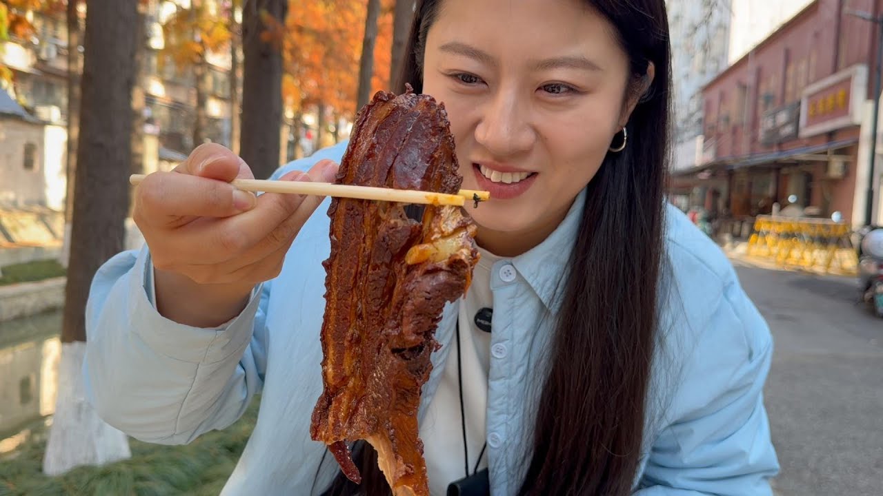 【寻尝姐妹】在南京吃56元一碗的大肉面，一块肉就一斤，直接香迷糊了