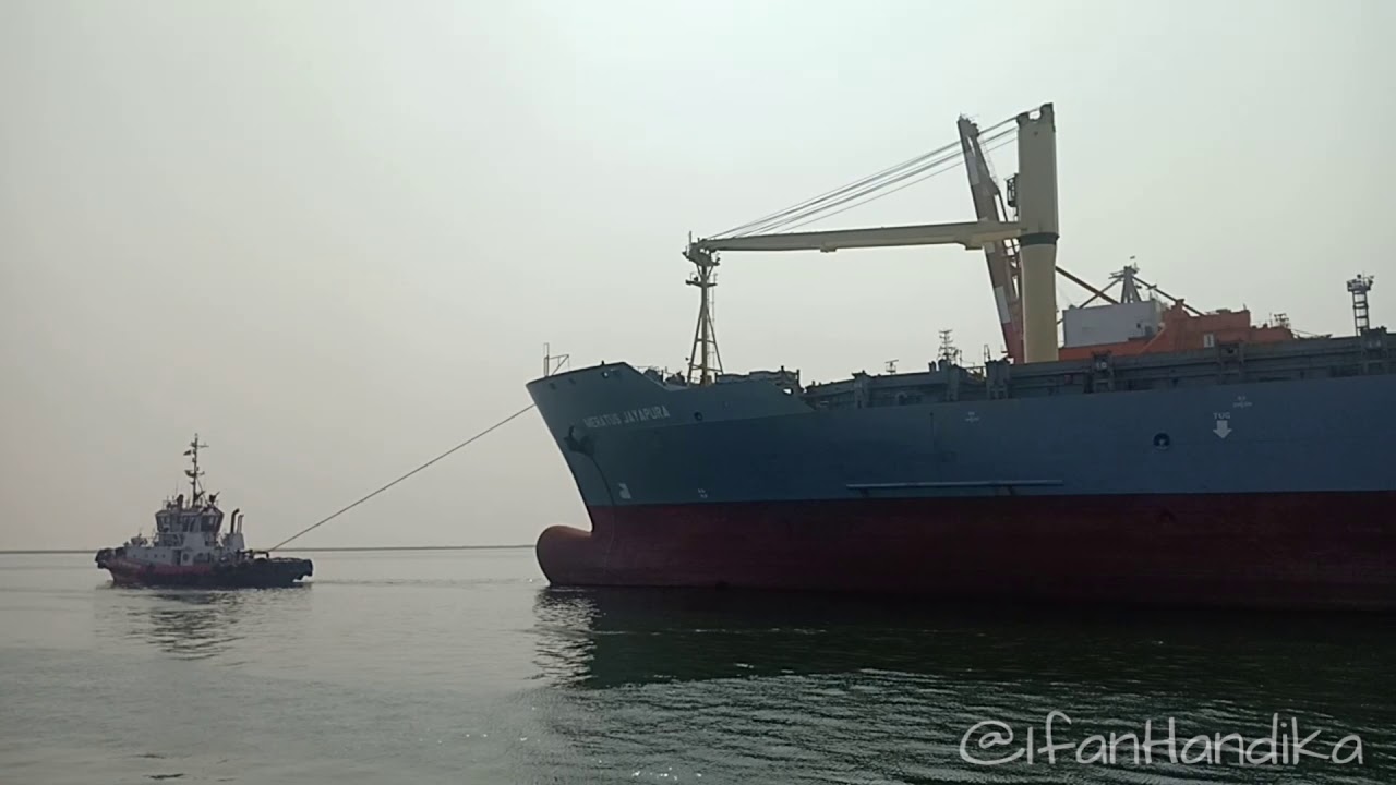 Kapal Kontainer MERATUS JAYAPURA Di Pelabuhan Tanjung Priok