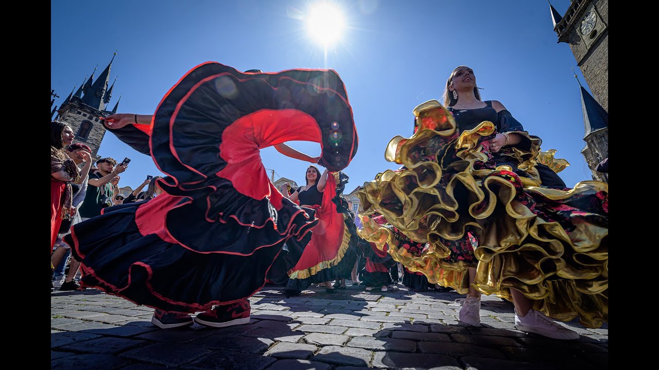 PŘÍMÝ PŘENOS: Praha zažije strhující podívanou, průvod festivalu Khamoro projde historickým centrem