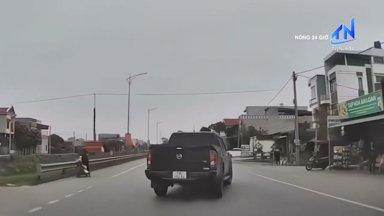 Bài học đắt giá từ những vụ tai nạn do mở cửa xe | TayNinhTV