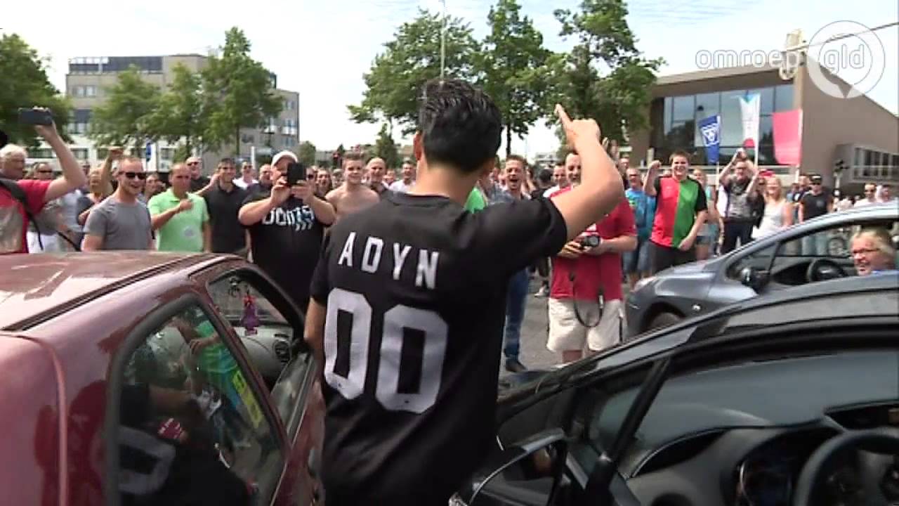 Politie grijpt in bij actie NEC-fans op Keizer Karelplein in Nijmegen; twee aanhoudingen