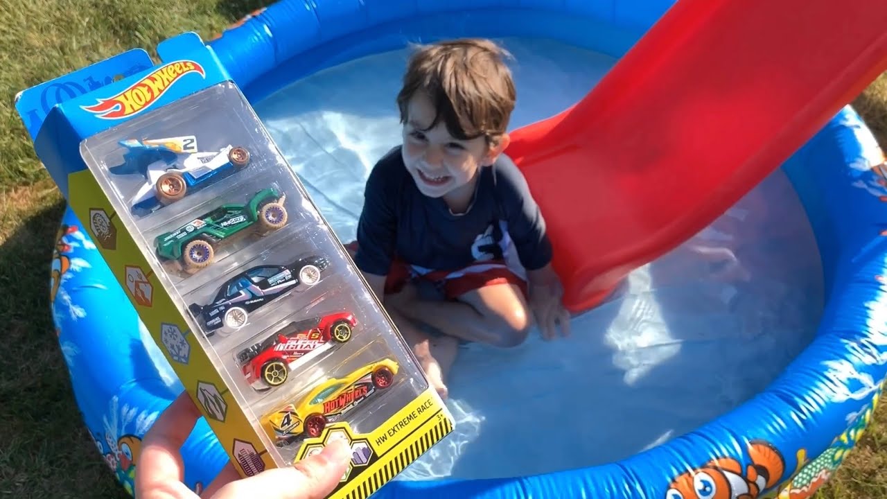 Yusuf önce su dolu balonları patlattı🎈😝Sonra hotwheelsları şişme havuzun kaydırağında yarıştırdı😄