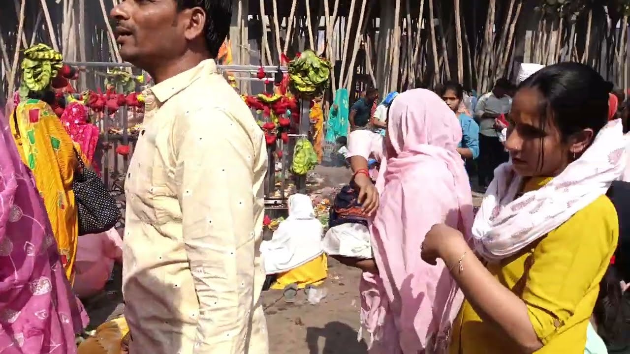 आज के भक्तों का परिक्रमा मार्गे में परिक्रमा लगना और पूजा पाठ करना अद्भुद दृश्य 