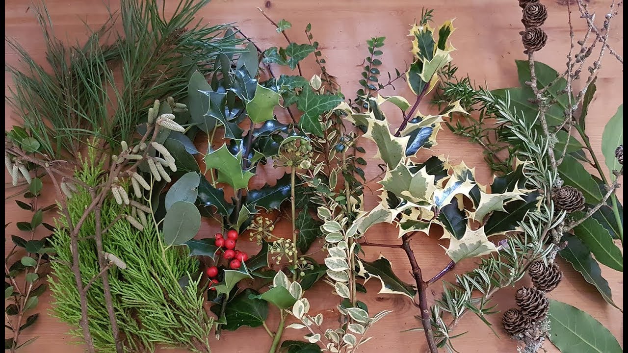 How to make a Christmas Holly Wreath - Step 3