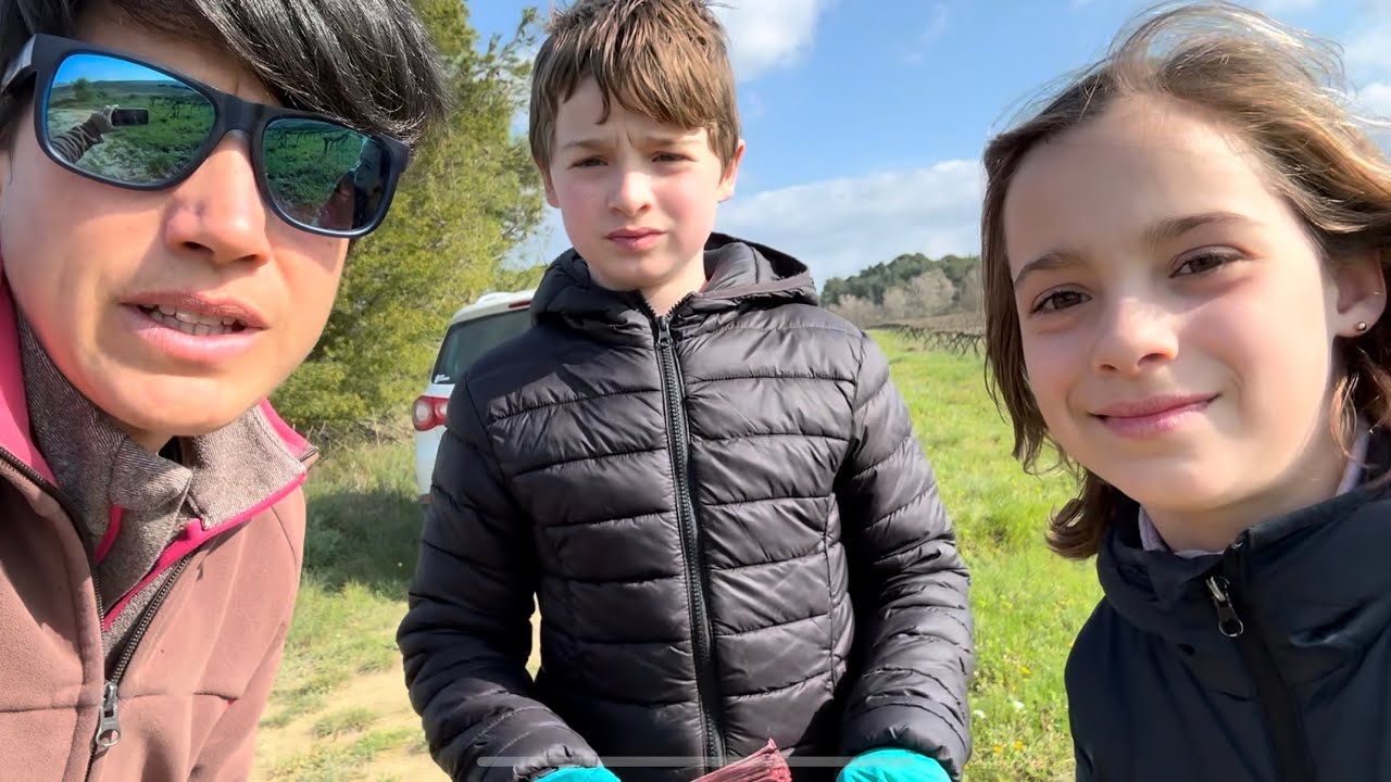 Je travaille avec nos enfants dans les vignes 😉