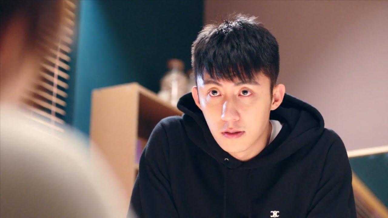 《幸福触手可及》汪泽洋拿刀逼迫周放被宋凛制服，宋凛醉酒误入周放家惨遭恶整，穿蕾丝睡衣太性感