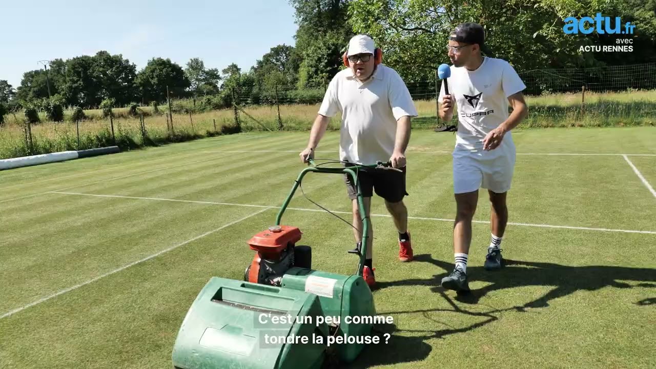 Christophe a un court de tennis dans son jardin inspiré de Wimbledon