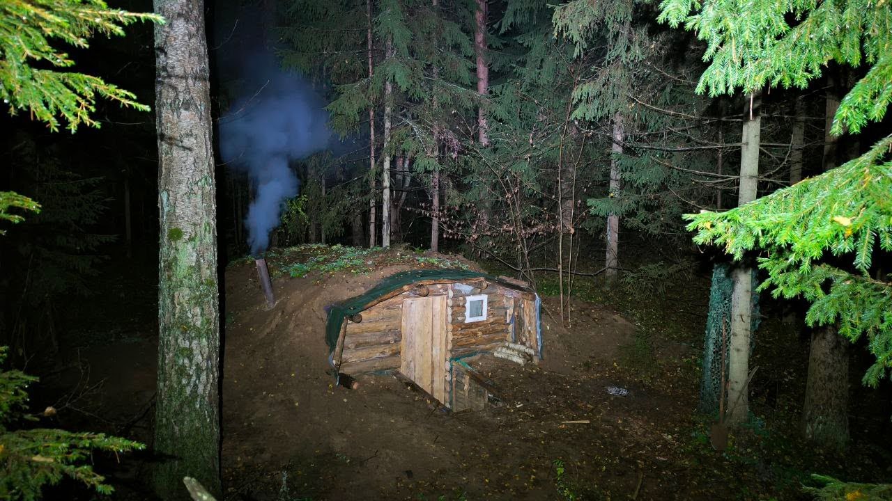 В землянку под осенним дождём. Установил новую печь в своем подземном доме.