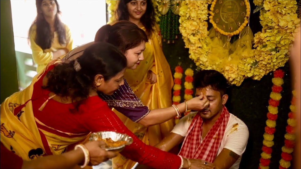 গায়ে হলুদের অনুষ্ঠানে বাজনার সাথে আট থেকে আশি,শাশুড়ি থেকে বৌমা সকলে আনন্দে নাচছে.বিয়েবাড়ির মেকাপ