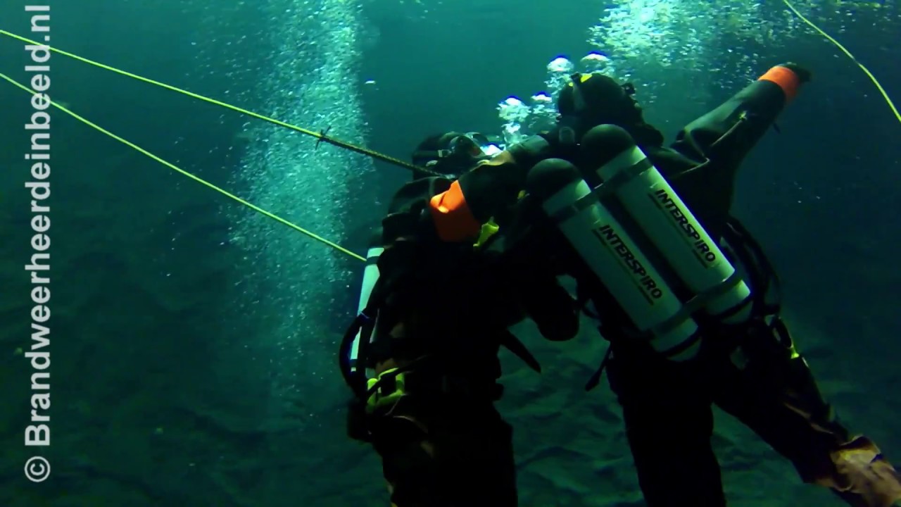 2016 12 20 Duikers brandweer Heerde oefenen in duiktoren Enschede