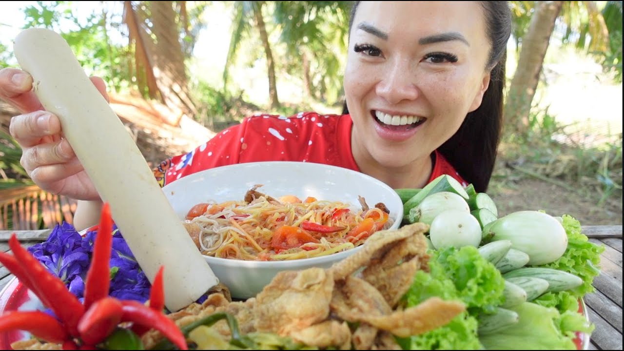 MAKING PAPAYA SALAD + VEGGIES FROM THE GARDEN (MUKBANG OUTSIDE)  | SASVlogs
