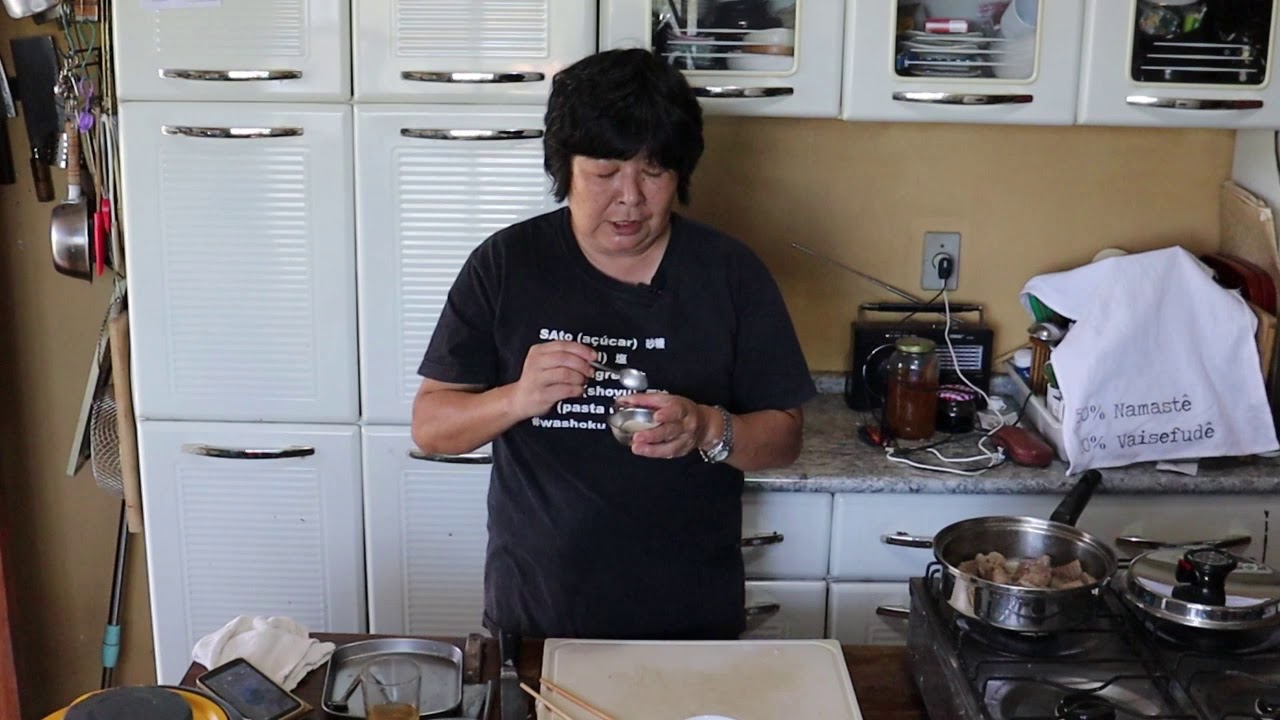 Buta niku takenoko nimono (Cozido de carne de porco e broto de bambu)