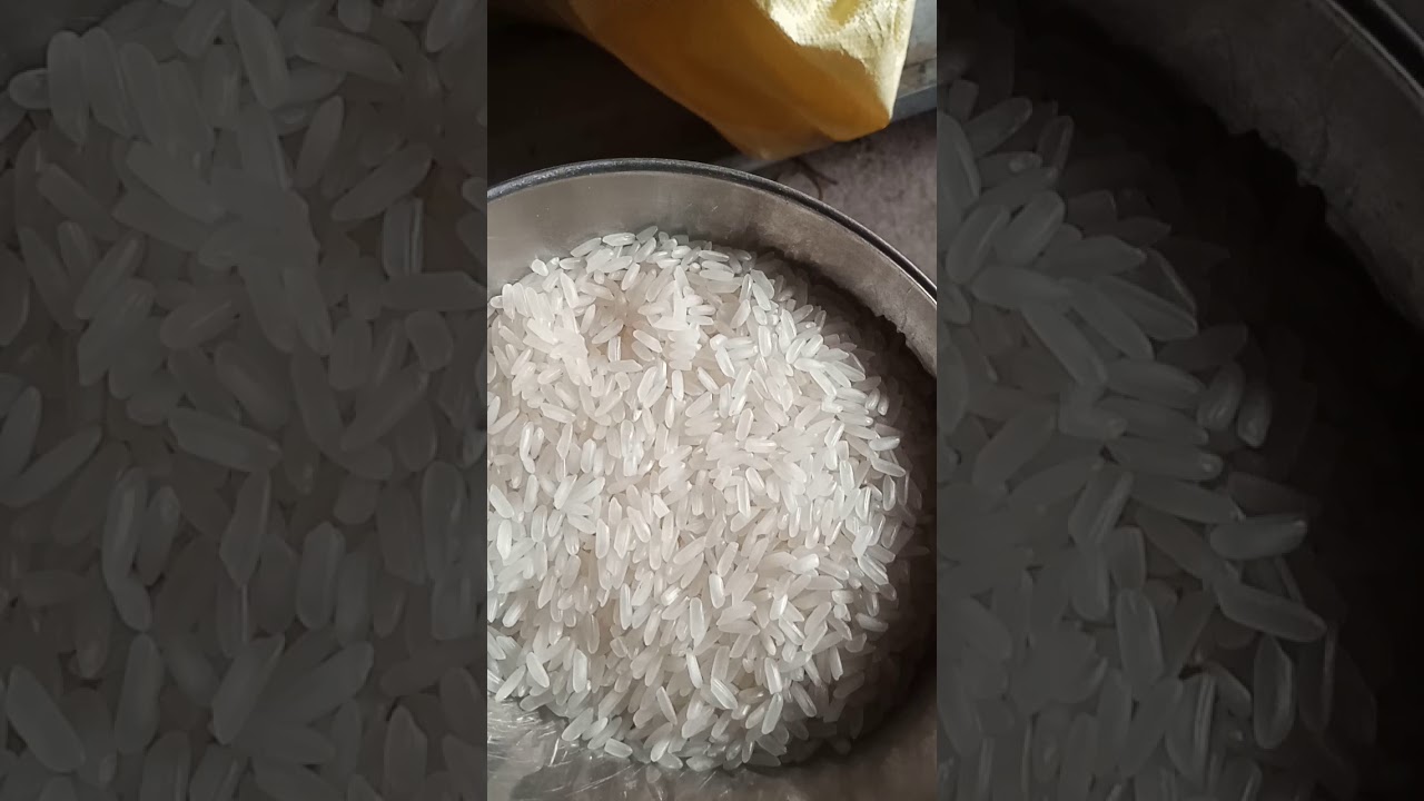 Chọn gạo và xay bot lam bánh cuốn bánh ướt.