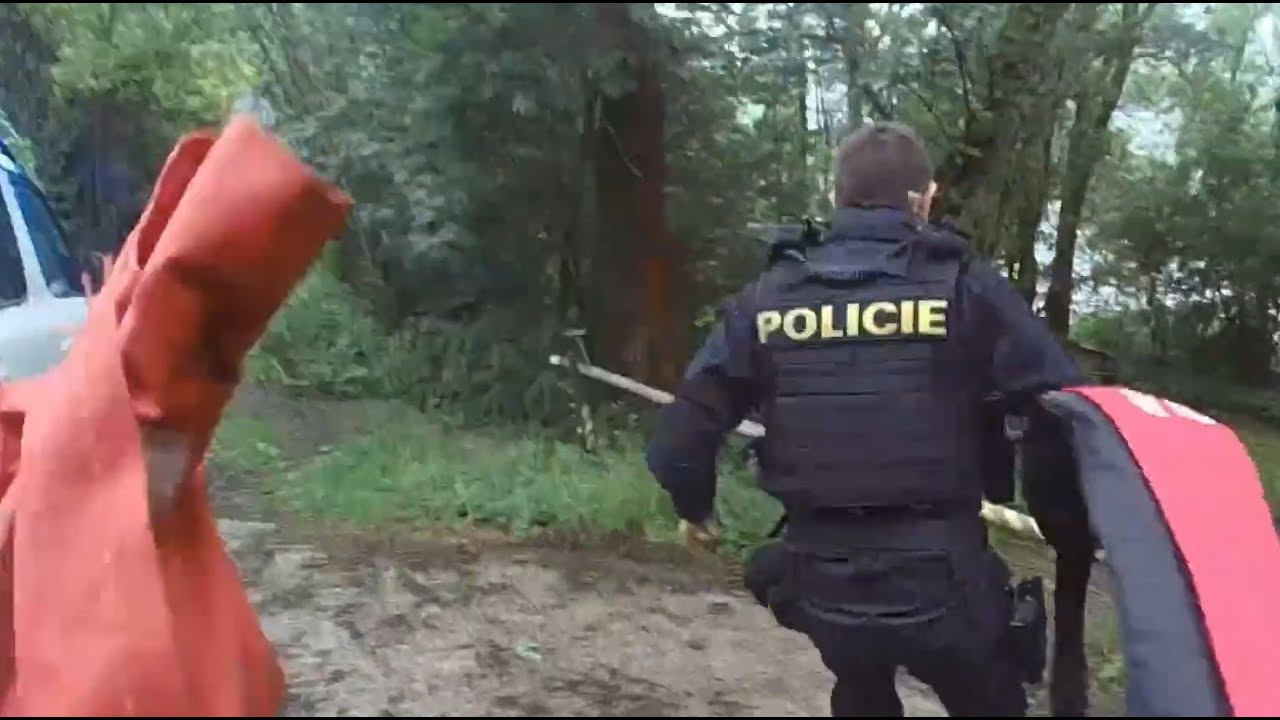 VÝJEZD POLICISTŮ K PŘEVRÁCENÉMU ČLUNU NA JEZU U HLÁSNÉ TŘEBANĚ
