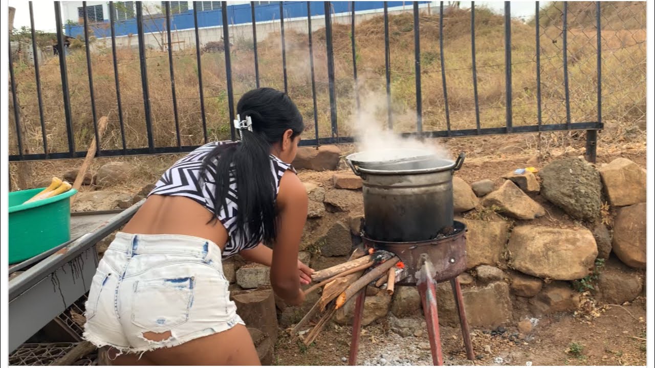 Cocinando sopita de gallina india en el campo 😍