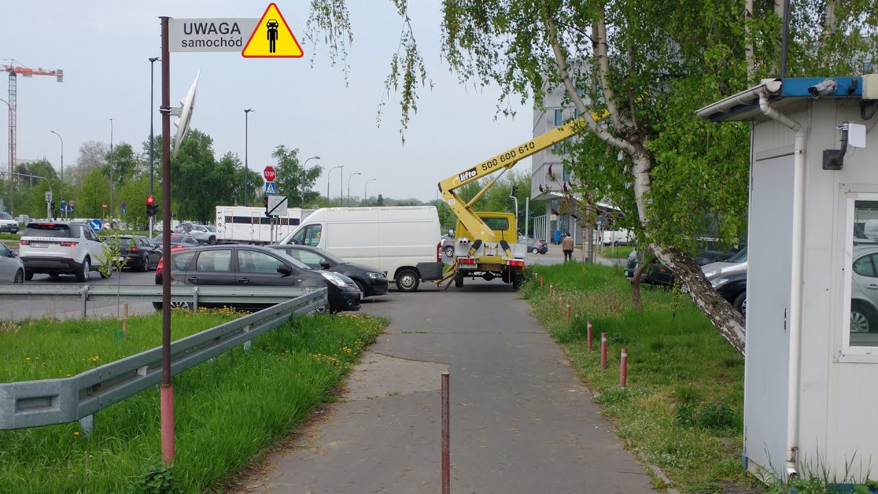 plakaciarze IV, czyli spychanie pieszego z chodnika