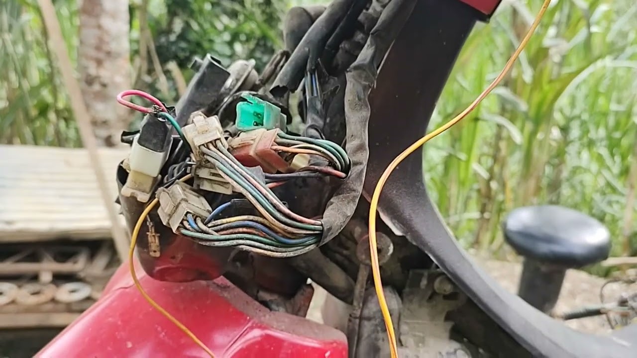 akt 110 no prende porque se quemo batería y regulador y istalacion muy deteriorada