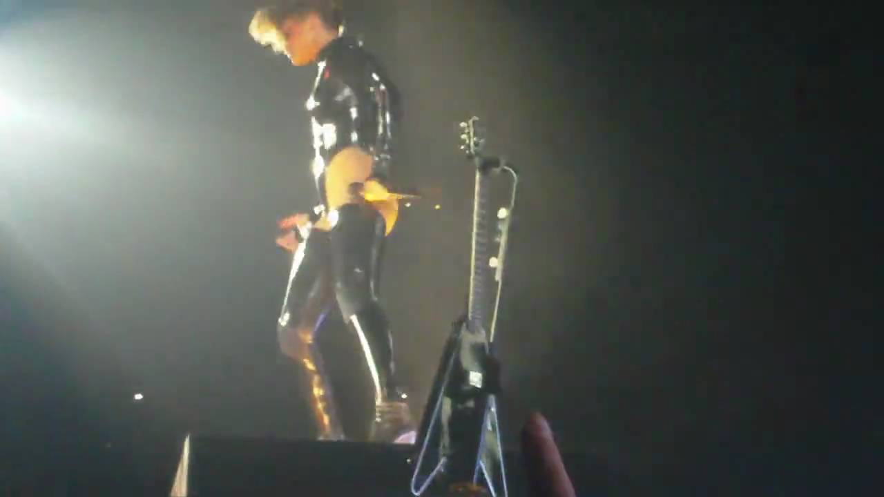Rihanna Live Paris Bercy 2010 - ROCKSTAR 101.MP4