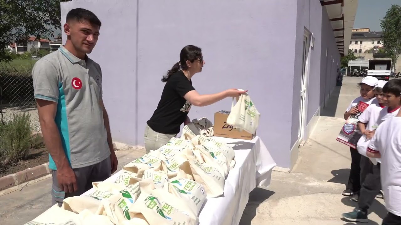 PAMUKKALE BELEDİYESİATIK GETİRME MERKEZİ'NDE GERİ DÖNÜŞÜMÜ ÖĞRENİYORLAR