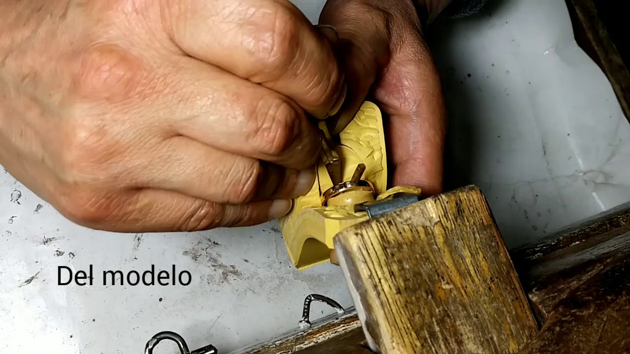 Moldes de goma para  Joyeria: Corte de un molde de caucho amarillo.