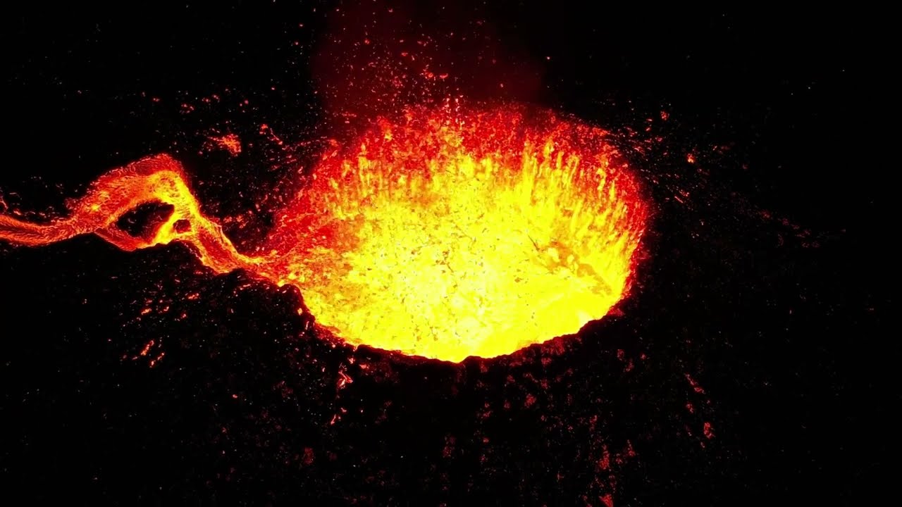 Éruption du Piton de la Fournaise : Au centre du cône, de la roche en fusion
