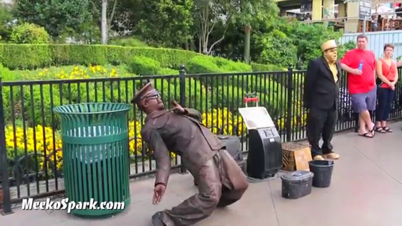 Street performers from Las Vegas makes $1000 A Day