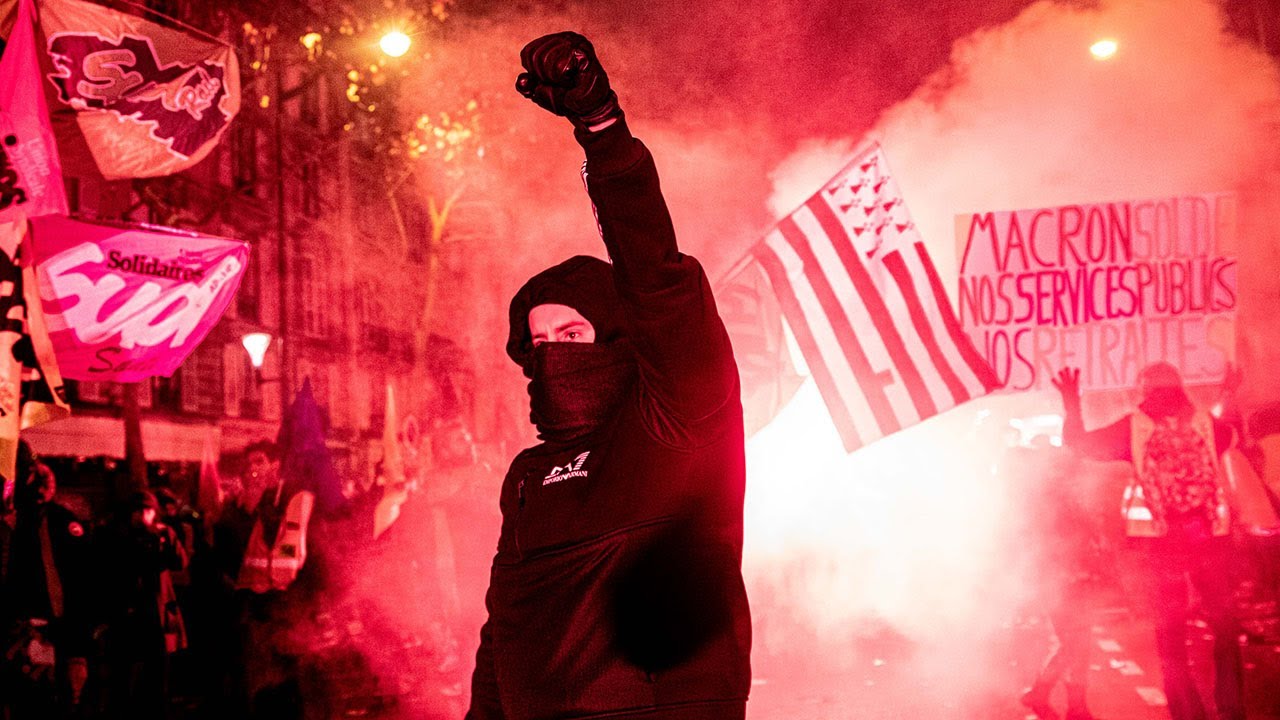 France strikes: Hundreds of thousands protest against Macron's pension reforms