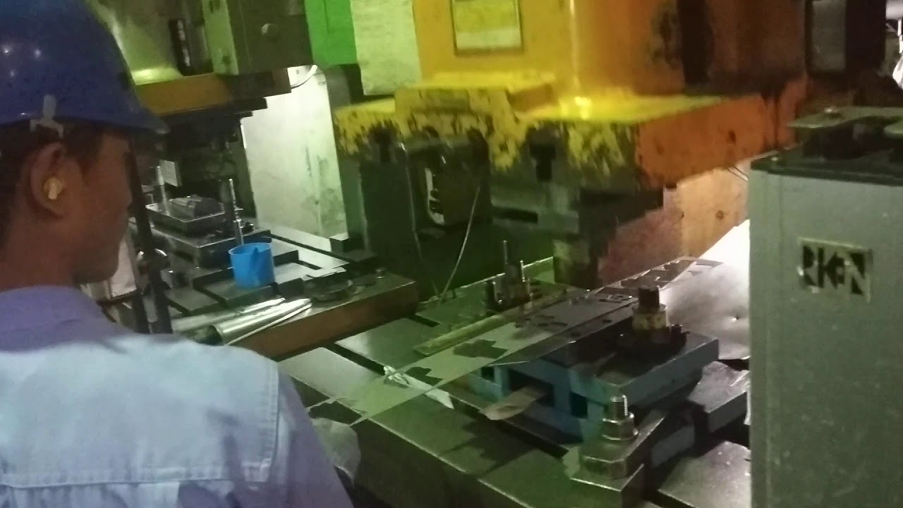 Stamping proses Blank pada mesin pres