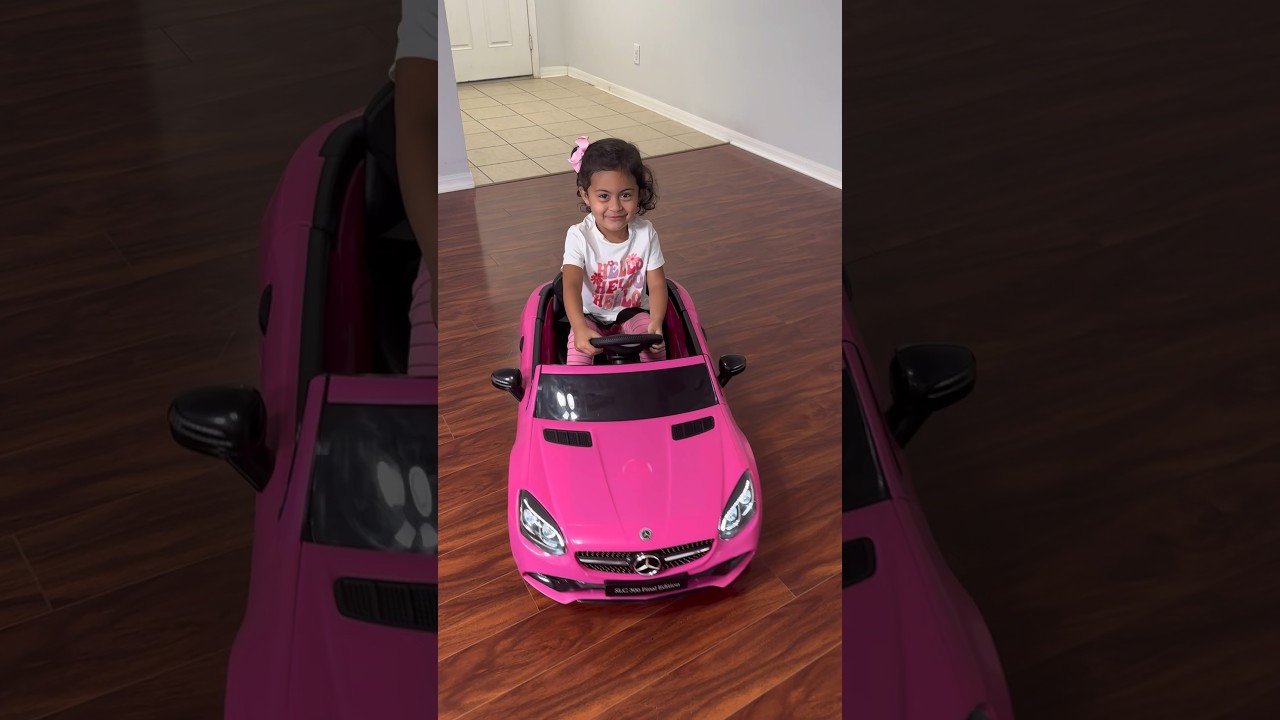 Samy manejando el carro de la Barbie 🥰😍 ni&ntilde;a manejando carro, carro de Barbie, pink car, toddlers