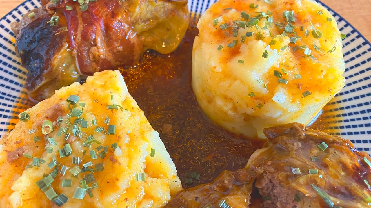 Spitzkohl Rouladen mit Hackfleisch und Kartoffelpüree aus dem Backofen