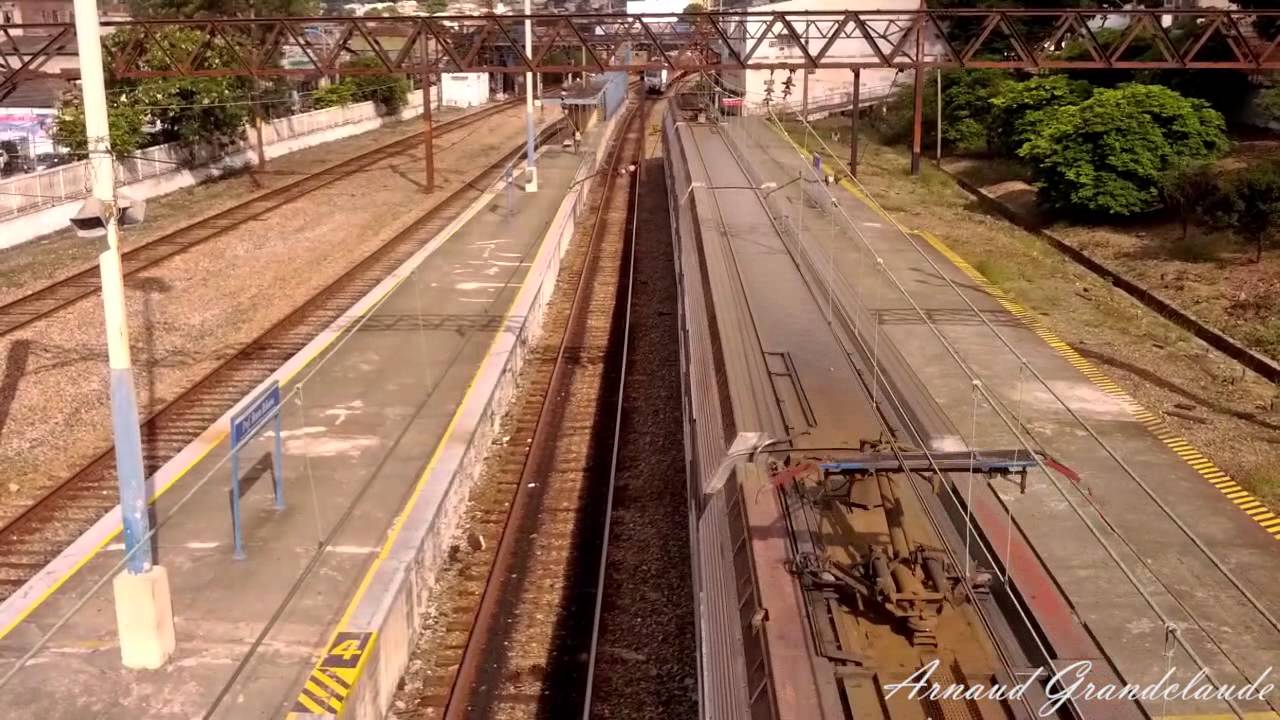 Trens urbanos SuperVia na estaçao Pref. Bento Ribeiro - Trains de la banlieue de Rio