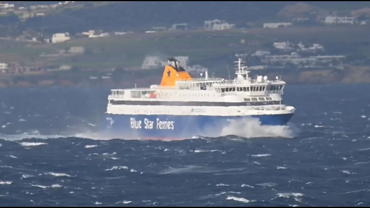 Άφιξη του Blue Star Paros στο λιμάνι της Νάξου εν μέσω απαγορευτικού