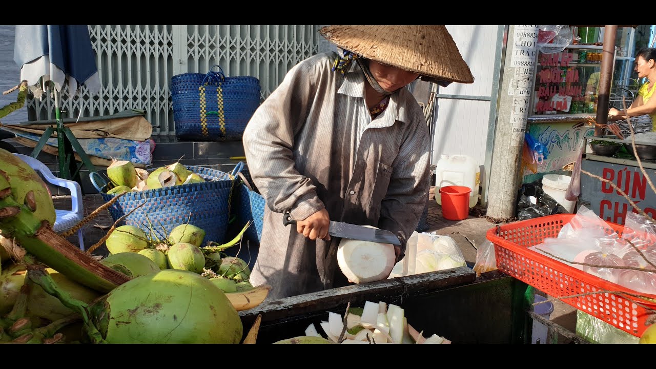 Cô gái xinh đẹp gọt dừa siêu nhanh nhờ con dao thần thánh